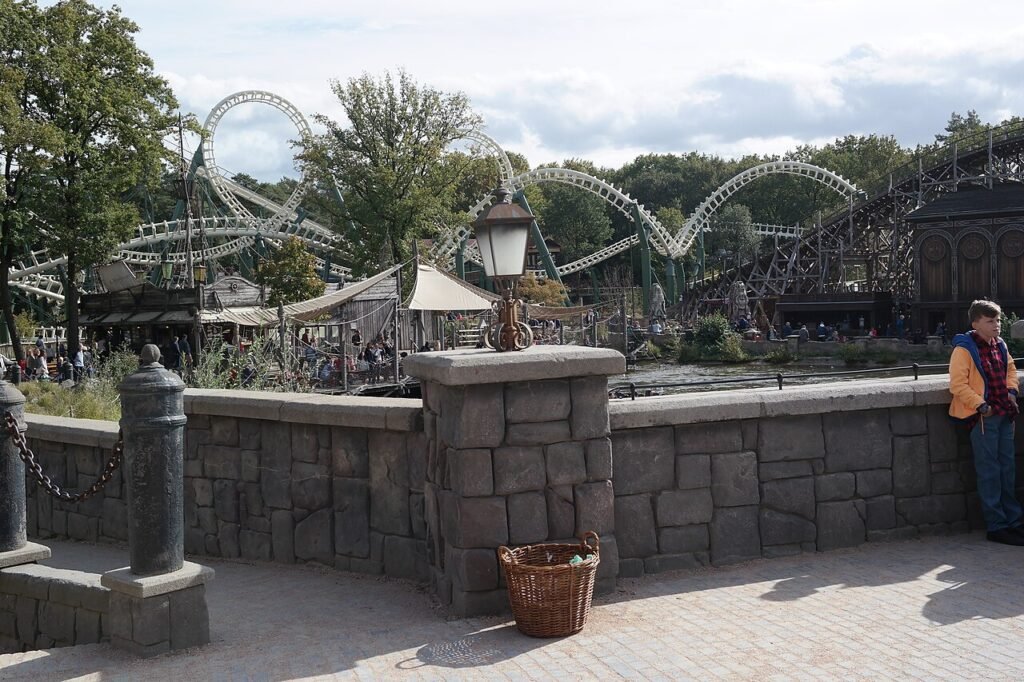 Montagne russe Baron 1898 e Python tra gli alberi all'Efteling