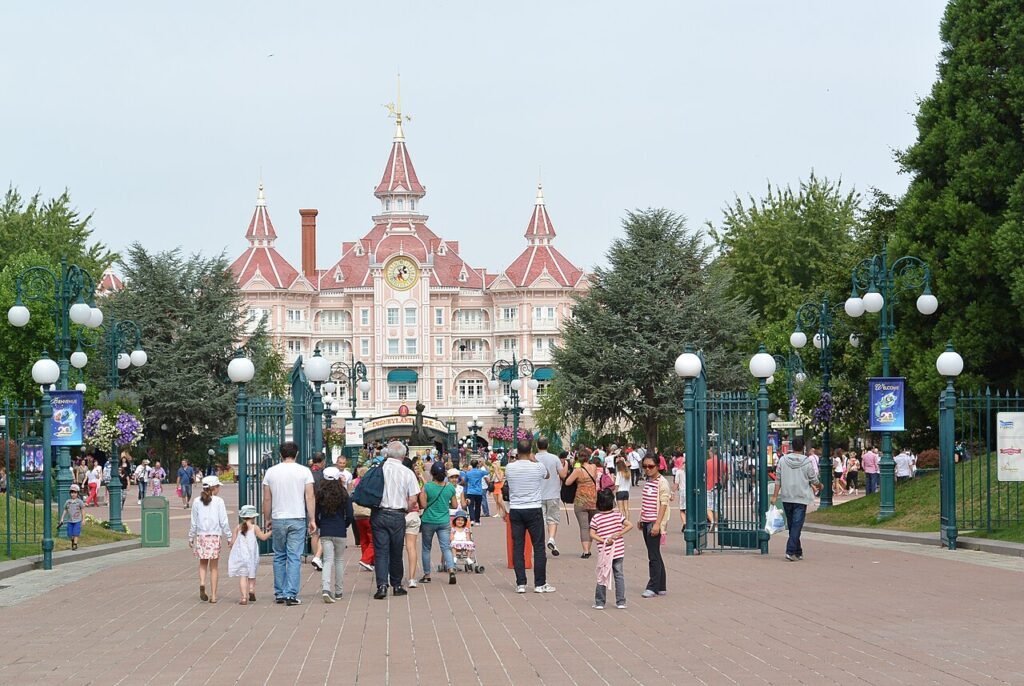 Ingresso di Disneyland Park con l'edificio dell'Hotel e il pubblico in arrivo