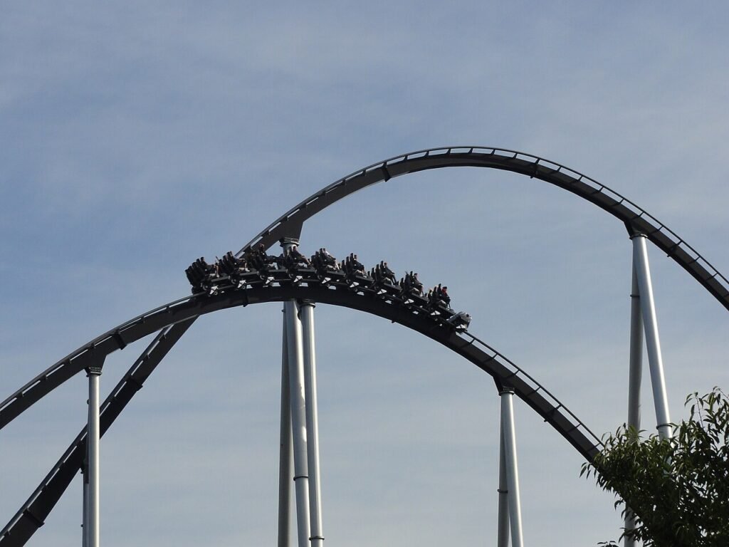 Il treno di Silver Star in cima a una curva delle montagne russe di Europa-Park