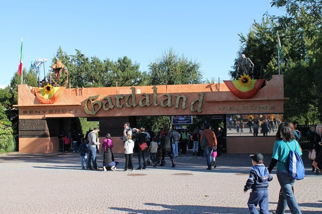 Ingresso di Gardaland sotto un cielo azzurro