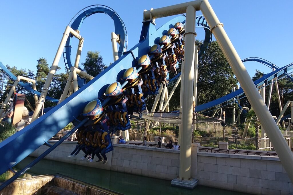 Il treno di OzIris a testa in giù al Parc Astérix sotto un cielo azzurro