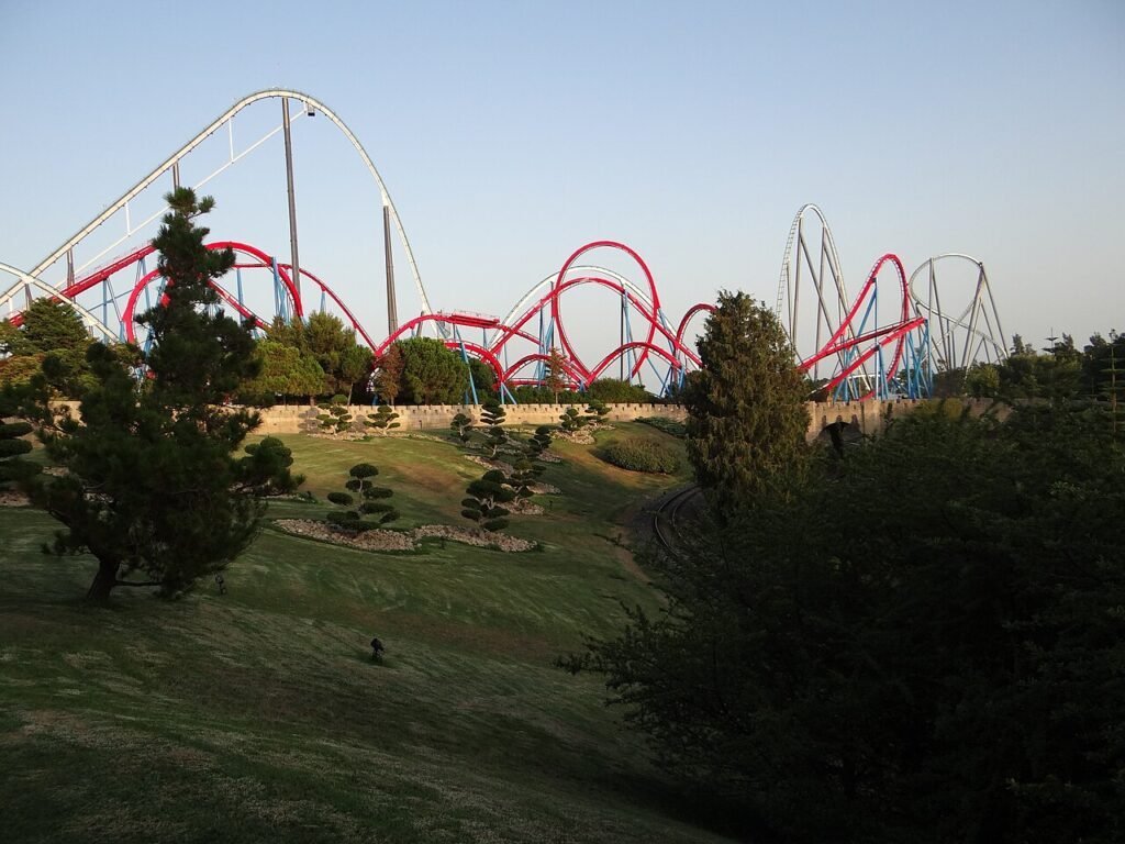 Montagne russe Dragon Khan e Shambhala a PortAventura al tramonto