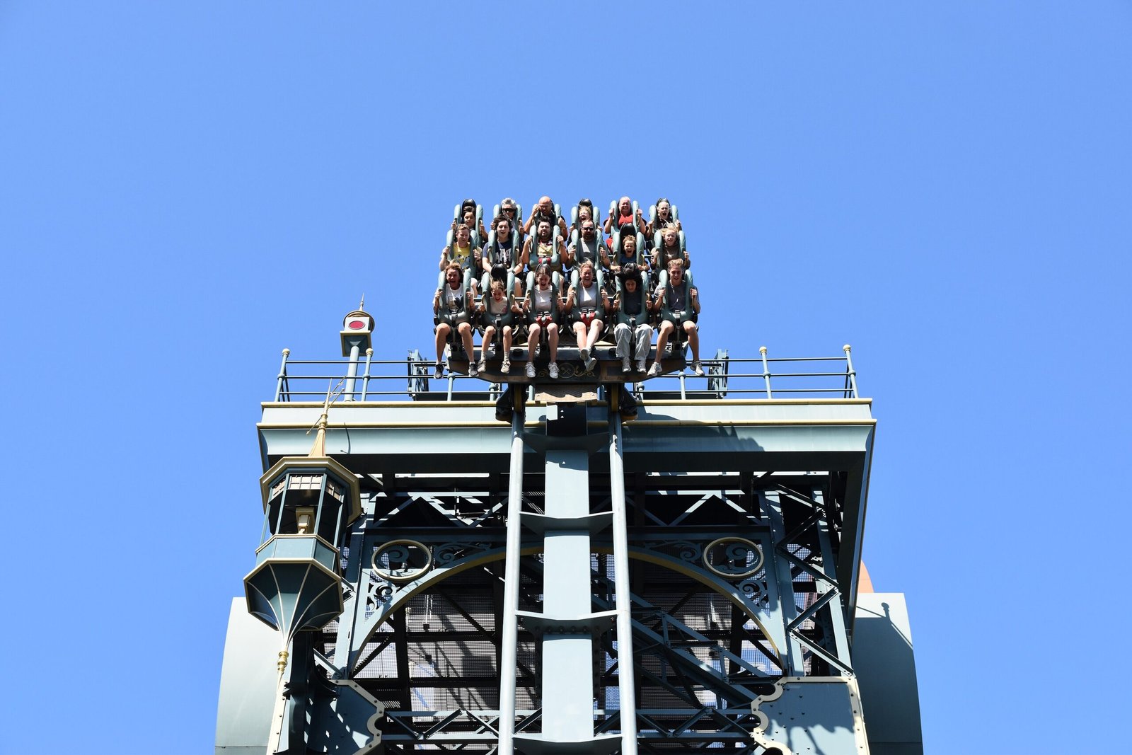 Il treno di Baron 1898 fermo in cima alla torre prima della caduta verticale, contro il cielo azzurro