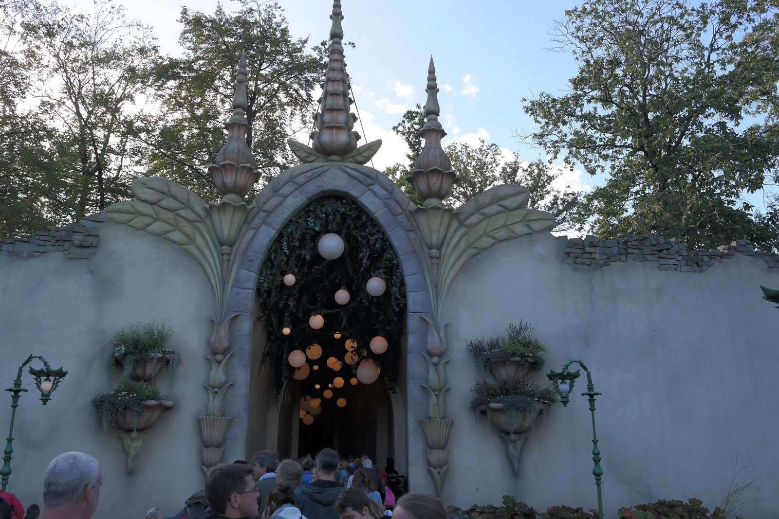 L'ingresso fiabesco di Droomvlucht con l'arco decorato e le lanterne