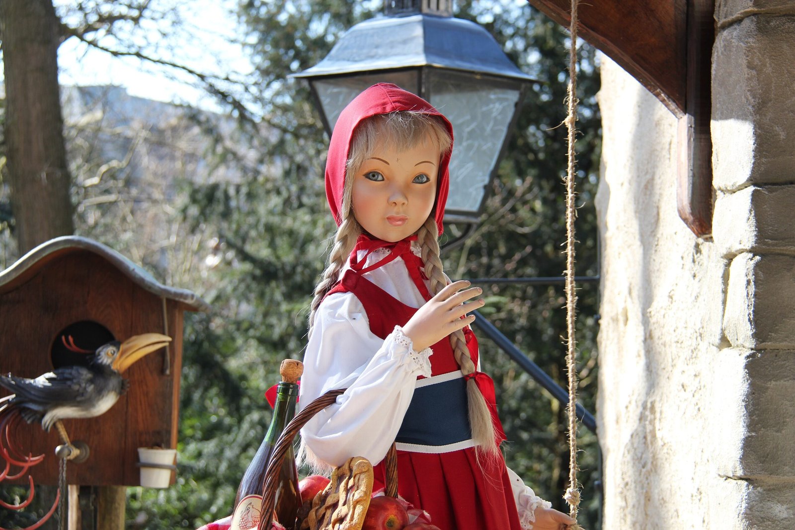 La statua di Cappuccetto Rosso con il cestino nel Bosco delle fiabe di Efteling
