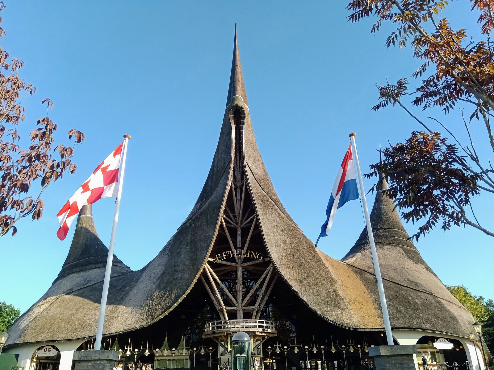 Il tetto di paglia a punte dell'Huis van de Vijf Zintuigen, l'ingresso di Efteling, con le bandiere