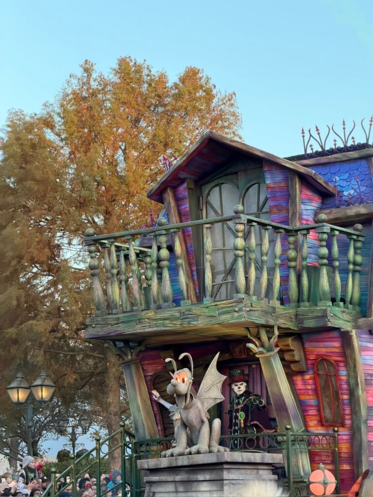 Decorazione di Halloween a forma di casa stregata colorata con un gargoyle e una figura in costume sul balcone