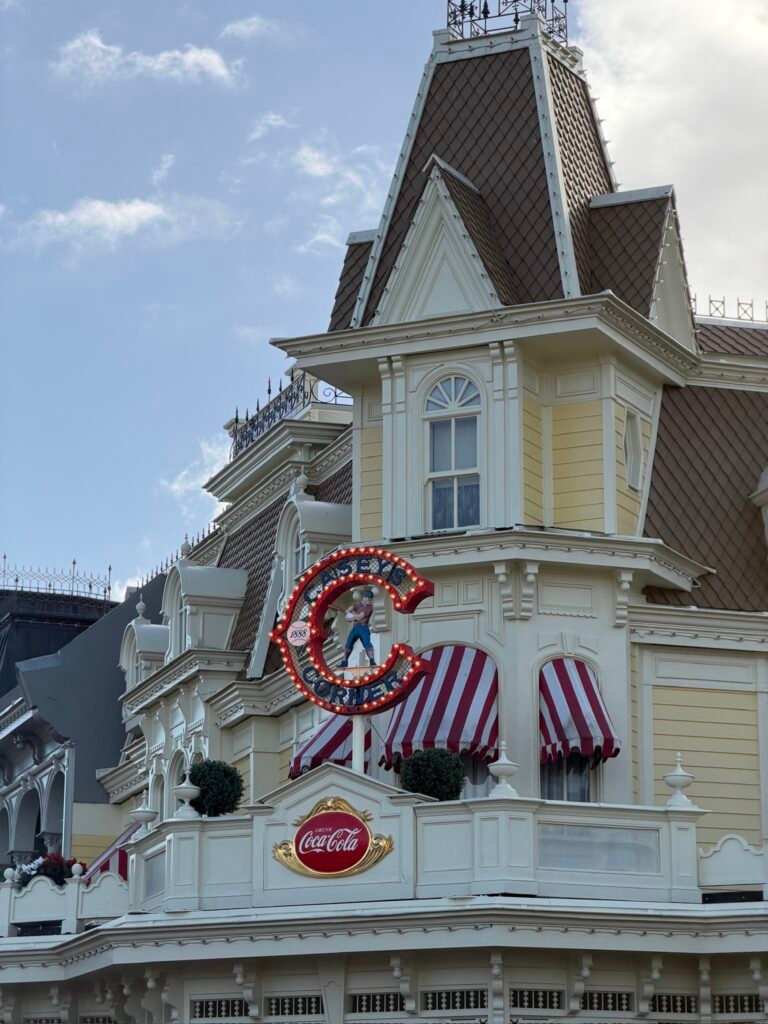 La facciata di Casey’s Corner su Main Street, U.S.A., con la grande C luminosa e le tende a righe