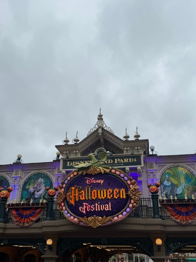 La stazione di Main Street, U.S.A. con l’insegna del Disney Halloween Festival e le decorazioni viola e arancioni