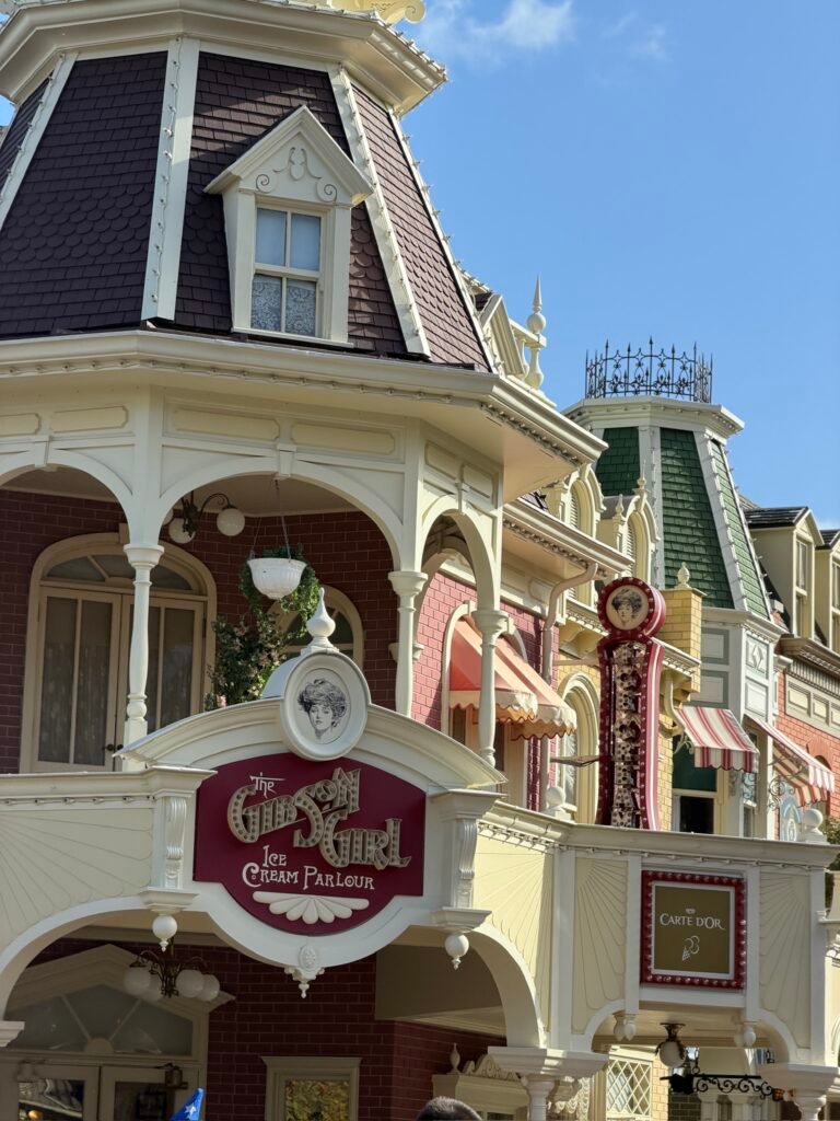 L’insegna di The Gibson Girl Ice Cream Parlour sugli edifici vittoriani di Main Street, U.S.A.